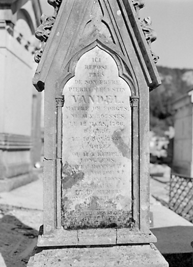 Stèle de Pierre-Célestin Vandel : détail de l'inscription. © Région Bourgogne-Franche-Comté, Inventaire du patrimoine Stèle de Pierre-Célestin Vandel : détail de l'inscription. © Région Bourgogne-Franche-Comté, Inventaire du patrimoine