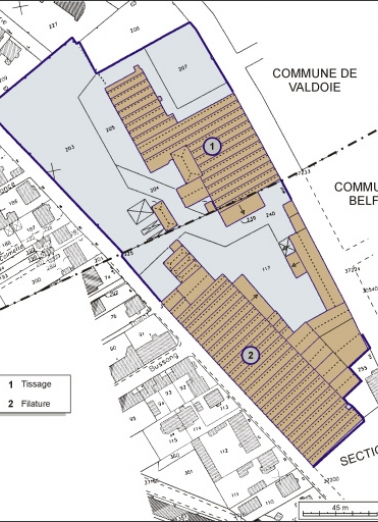 Plan-masse et de situation de l'usine. Montage d'extraits de plan cadastral : Belfort, 2001, section AB, 1:1000 et Valdoie, 2000, section BK, 1:1000, l'ensemble réduit à 1:1500. © Région Bourgogne-Franche-Comté, Inventaire du patrimoine