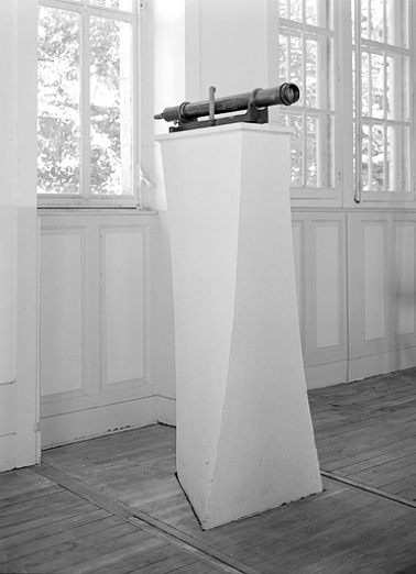 Mire nord de la lunette méridienne : pilier intérieur, avec son collimateur. © Région Bourgogne-Franche-Comté, Inventaire du patrimoine Mire nord de la lunette méridienne : pilier intérieur, avec son collimateur. © Région Bourgogne-Franche-Comté, Inventaire du patrimoine