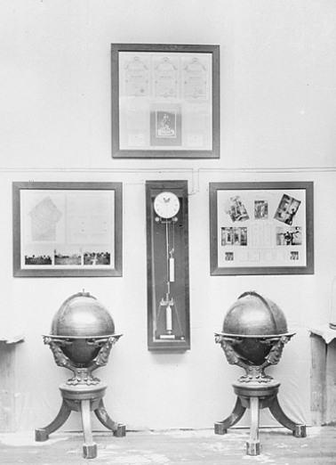Instruments, globes et photographies présentés à Nancy en 1909 [horloge Fénon n° 120 au centre]. © Région Bourgogne-Franche-Comté, Inventaire du patrimoine