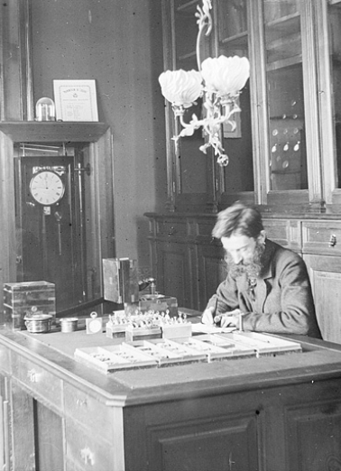 [Contrôle des chronomètres dans le pavillon de la méridienne, au rez-de-chaussée de la salle est], 1er quart 20e siècle. © Région Bourgogne-Franche-Comté, Inventaire du patrimoine