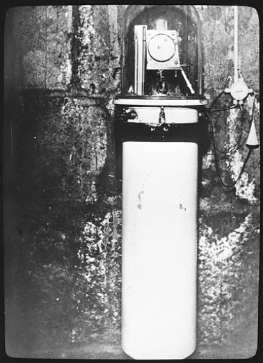 [Horloge à pression constante Leroy n° 1450, dans le sous-sol de la bibliothèque], entre 1932 et 1934. © Région Bourgogne-Franche-Comté, Inventaire du patrimoine