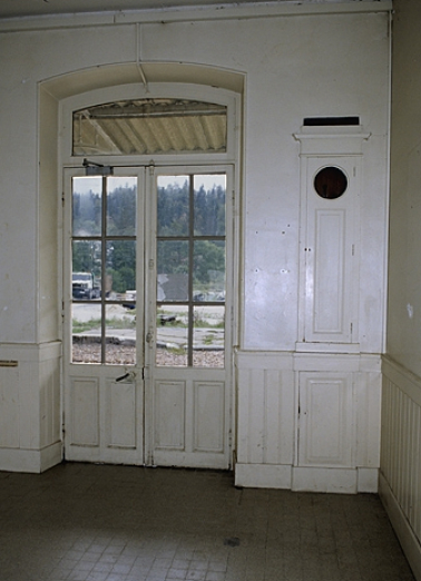 Bâtiment des voyageurs : intérieur de la salle d'attente. © Région Bourgogne-Franche-Comté, Inventaire du patrimoine
