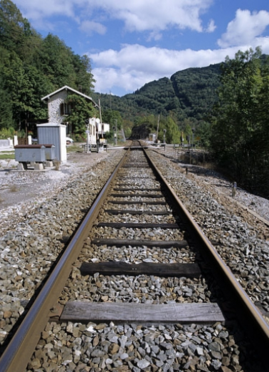 Exemple de voie avec traverses en bois. Voie ferrée au point kilométrique 070.700, en aval du passage à niveau n° 54 (commune de Saint-Claude). © Région Bourgogne-Franche-Comté, Inventaire du patrimoine Exemple de voie avec traverses en bois. Voie ferrée au point kilométrique 070.700, en aval du passage à niveau n° 54 (commune de Saint-Claude). © Région Bourgogne-Franche-Comté, Inventaire du patrimoine