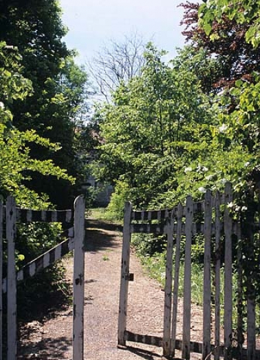 Partie sud : portail de l'allée menant à la maison du directeur. © Région Bourgogne-Franche-Comté, Inventaire du patrimoine