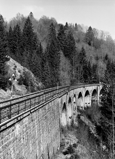 Elévation sud vue en enfilade, depuis le sud-ouest (côté Andelot-en-Montagne). © Région Bourgogne-Franche-Comté, Inventaire du patrimoine
