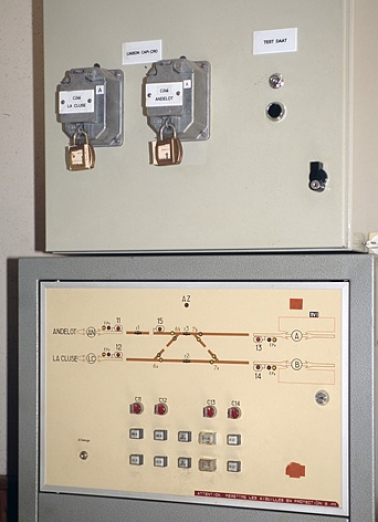 Vue d'ensemble. L'armoire surmontant celle du PRS renferme le dispositif d'arrêt automatique des trains (DAAT), système indépendant du poste tout relais. © Région Bourgogne-Franche-Comté, Inventaire du patrimoine Vue d'ensemble. L'armoire surmontant celle du PRS renferme le dispositif d'arrêt automatique des trains (DAAT), système indépendant du poste tout relais. © Région Bourgogne-Franche-Comté, Inventaire du patrimoine