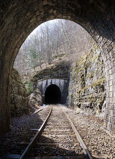 Tunnel du Grépillon : vue d'ensemble côté Andelot-en-Montagne (nord), depuis l'intérieur du tunnel de la Pointe. © Région Bourgogne-Franche-Comté, Inventaire du patrimoine