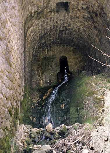 Mur de soutènement de la route : aqueduc, dans l'arche centrale. © Région Bourgogne-Franche-Comté, Inventaire du patrimoine Mur de soutènement de la route : aqueduc, dans l'arche centrale. © Région Bourgogne-Franche-Comté, Inventaire du patrimoine