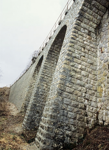 Talus du mur au niveau des arcades. © Région Bourgogne-Franche-Comté, Inventaire du patrimoine Talus du mur au niveau des arcades. © Région Bourgogne-Franche-Comté, Inventaire du patrimoine