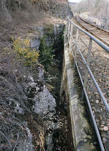 Ravine et élévation postérieure (ouest), vue en enfilade. © Région Bourgogne-Franche-Comté, Inventaire du patrimoine Ravine et élévation postérieure (ouest), vue en enfilade. © Région Bourgogne-Franche-Comté, Inventaire du patrimoine