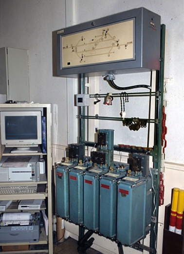 Vue d'ensemble, de trois quarts droite. Le tableau de contrôle optique surmonte les commutateurs. A gauche, ordinateur du système CAPI (cantonnement assisté par informatique). © Région Bourgogne-Franche-Comté, Inventaire du patrimoine