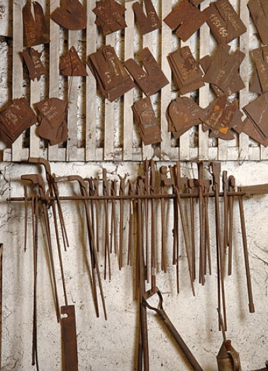 Forge du Bas. Modèles et pinces situés à proximité du laminoir. © Région Bourgogne-Franche-Comté, Inventaire du patrimoine