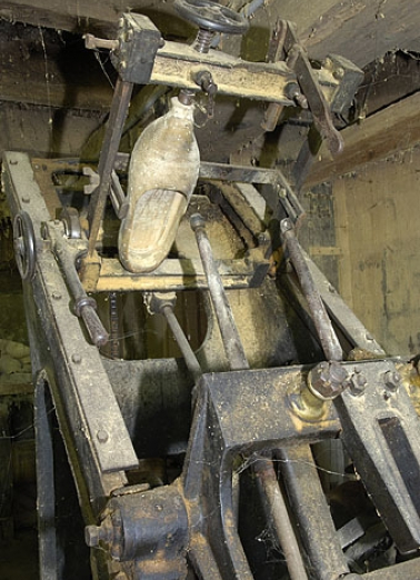 Rez-de-chaussée. Tour à cuillères (videuse) Bonneau & Schwartz et Cie. Détail de la partie supérieure. © Région Bourgogne-Franche-Comté, Inventaire du patrimoine