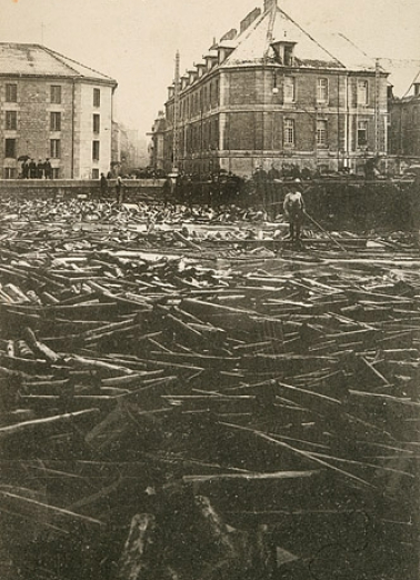 Besançon - Inondations de Janvier 1910. Pont de la République. Amoncellement de bois sur le Canal. © Région Bourgogne-Franche-Comté, Inventaire du patrimoine Besançon - Inondations de Janvier 1910. Pont de la République. Amoncellement de bois sur le Canal. © Région Bourgogne-Franche-Comté, Inventaire du patrimoine