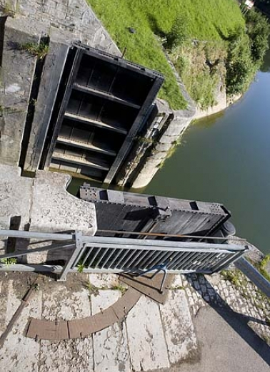 Vue plongeante sur les deux vantaux. © Région Bourgogne-Franche-Comté, Inventaire du patrimoine Vue plongeante sur les deux vantaux. © Région Bourgogne-Franche-Comté, Inventaire du patrimoine