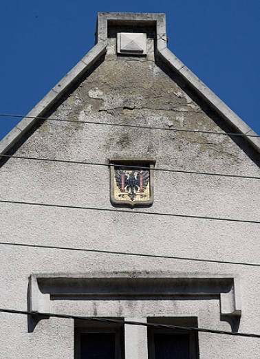 Bureau : armoiries dans le pignon de la façade antérieure. © Région Bourgogne-Franche-Comté, Inventaire du patrimoine Bureau : armoiries dans le pignon de la façade antérieure. © Région Bourgogne-Franche-Comté, Inventaire du patrimoine