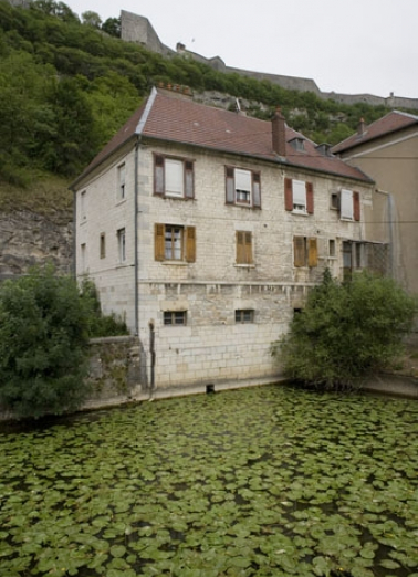 Façade postérieure du bâtiment de logement et bureau. © Région Bourgogne-Franche-Comté, Inventaire du patrimoine Façade postérieure du bâtiment de logement et bureau. © Région Bourgogne-Franche-Comté, Inventaire du patrimoine