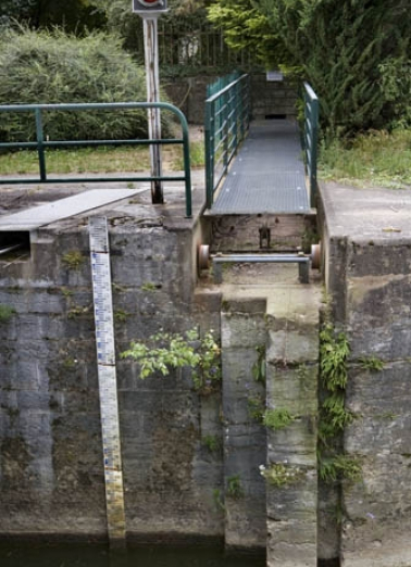 Tête amont de l'écluse : passerelle d'accès à la maison d'éclusier retirée. © Région Bourgogne-Franche-Comté, Inventaire du patrimoine Tête amont de l'écluse : passerelle d'accès à la maison d'éclusier retirée. © Région Bourgogne-Franche-Comté, Inventaire du patrimoine