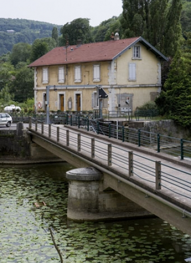 Façade antérieure de trois quarts droite. © Région Bourgogne-Franche-Comté, Inventaire du patrimoine Façade antérieure de trois quarts droite. © Région Bourgogne-Franche-Comté, Inventaire du patrimoine