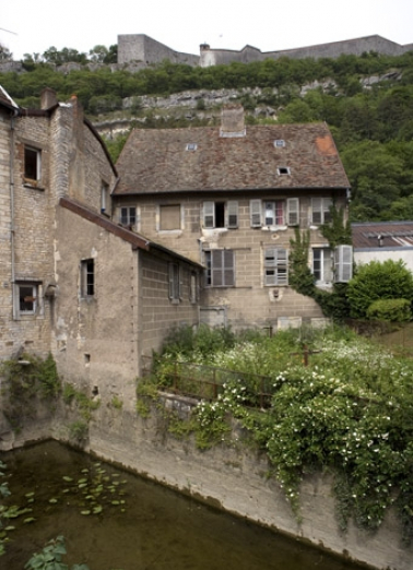 Façade postérieure des logements désaffectés. © Région Bourgogne-Franche-Comté, Inventaire du patrimoine Façade postérieure des logements désaffectés. © Région Bourgogne-Franche-Comté, Inventaire du patrimoine