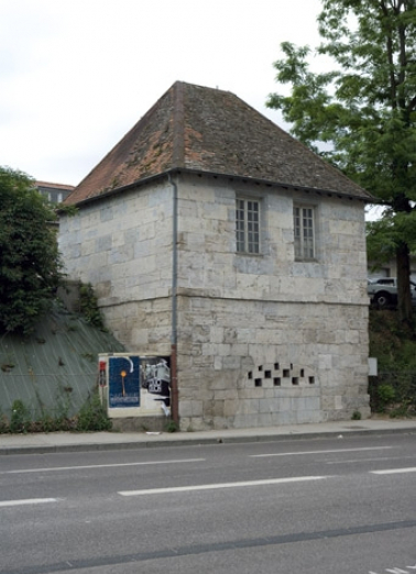 Corps de garde, depuis l'avenue Gaulard. La baie bouchée conduit, via un tunnel voûté, à une porte ouvrant la courtine sur le chemin de halage. © Région Bourgogne-Franche-Comté, Inventaire du patrimoine Corps de garde, depuis l'avenue Gaulard. La baie bouchée conduit, via un tunnel voûté, à une porte ouvrant la courtine sur le chemin de halage. © Région Bourgogne-Franche-Comté, Inventaire du patrimoine