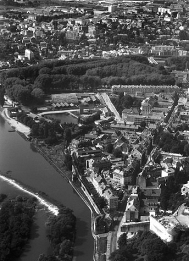 [Vue aérienne de la partie ouest de la ville, montrant aussi le port : détail du port], 1969. © Région Bourgogne-Franche-Comté, Inventaire du patrimoine