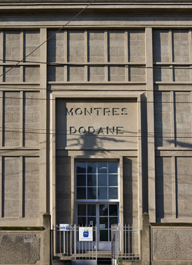Corps d'entrée : travée centrale de la façade antérieure. © Région Bourgogne-Franche-Comté, Inventaire du patrimoine Corps d'entrée : travée centrale de la façade antérieure. © Région Bourgogne-Franche-Comté, Inventaire du patrimoine