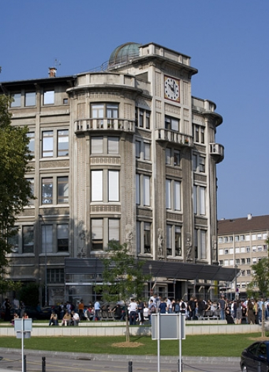 Corps d'entrée de trois quarts gauche © Région Bourgogne-Franche-Comté, Inventaire du patrimoine Corps d'entrée de trois quarts gauche © Région Bourgogne-Franche-Comté, Inventaire du patrimoine