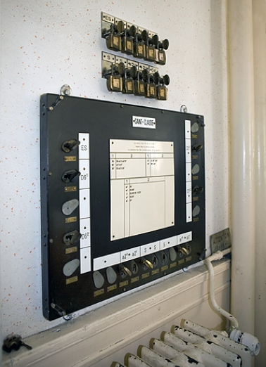 Vue d'ensemble, de trois quarts gauche. Cadenas et clefs de secours sont stockés au-dessus de la serrure centrale. © Région Bourgogne-Franche-Comté, Inventaire du patrimoine