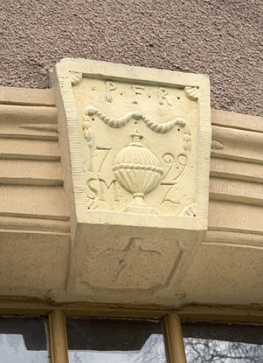 Linteau de la porte du logement. Détail de l'élément central ornementé. © Région Bourgogne-Franche-Comté, Inventaire du patrimoine