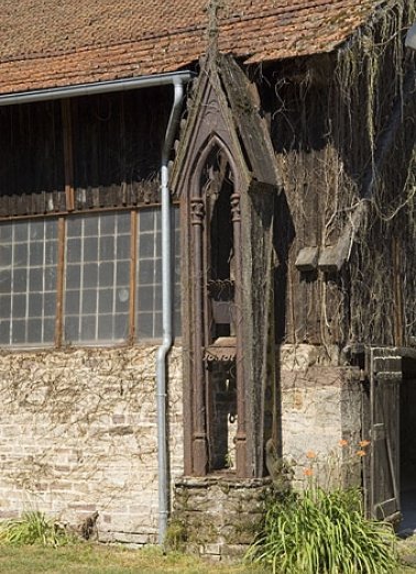 Pinacle en fonte adossé au magasin industriel. © Région Bourgogne-Franche-Comté, Inventaire du patrimoine