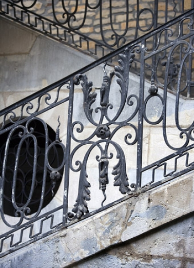 Détail d'une partie du décor de la rampe de l'escalier. © Région Bourgogne-Franche-Comté, Inventaire du patrimoine