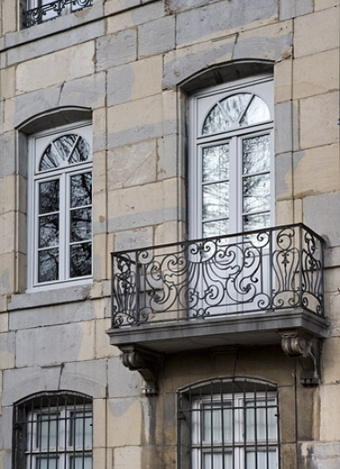 Vue du balcon en fer forgé de trois quarts droit. © Région Bourgogne-Franche-Comté, Inventaire du patrimoine