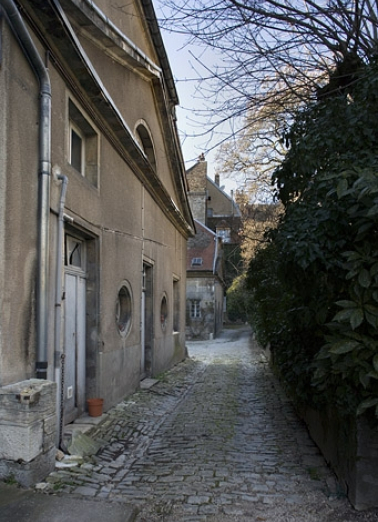 Vue d'ensemble de profil du bâtiment des remise et écurie gauche. © Région Bourgogne-Franche-Comté, Inventaire du patrimoine