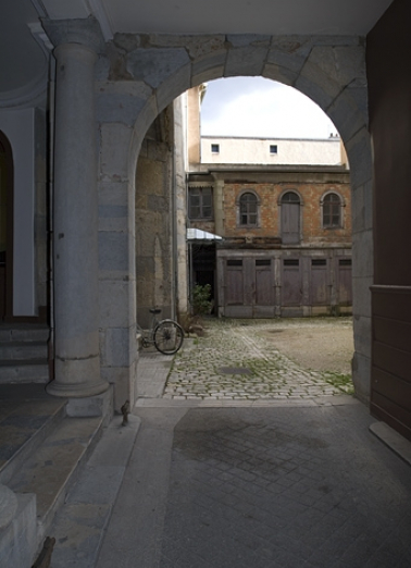 Vue des dépendances en fond de cour depuis le passage cocher. © Région Bourgogne-Franche-Comté, Inventaire du patrimoine