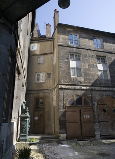 Vue de l'angle gauche de l'aile sur cour depuis l'entrée. © Région Bourgogne-Franche-Comté, Inventaire du patrimoine