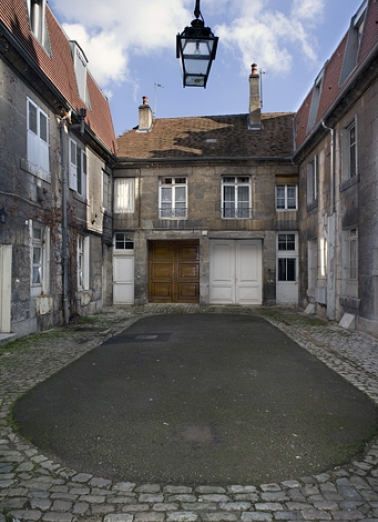 Vue d'ensemble de la cour depuis l'entrée. © Région Bourgogne-Franche-Comté, Inventaire du patrimoine