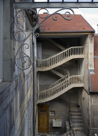 Vue d'ensemble de l'escalier droit depuis l'escalier gauche. © Région Bourgogne-Franche-Comté, Inventaire du patrimoine