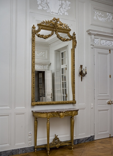 Détail du miroir et de la console situés dans l'antichambre. © Région Bourgogne-Franche-Comté, Inventaire du patrimoine