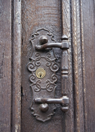Détail de la poignée de porte du portail d'entrée, 9 rue Charles Nodier. © Région Bourgogne-Franche-Comté, Inventaire du patrimoine
