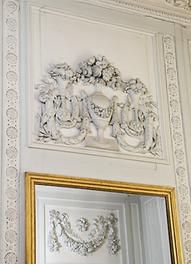 Détail du décor au-dessus d'une des glaces du salon. © Région Bourgogne-Franche-Comté, Inventaire du patrimoine