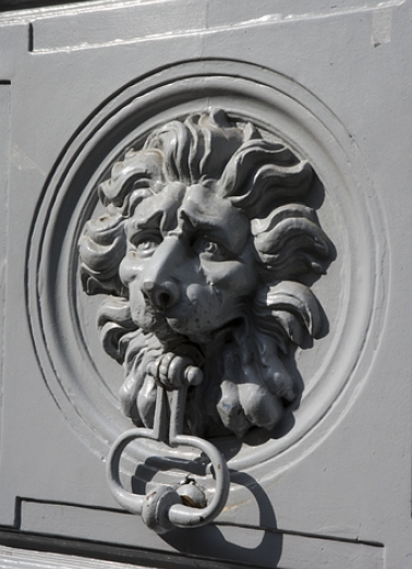 Portail d'entrée : détail du heurtoir surmonté d'un mufle de lion. © Région Bourgogne-Franche-Comté, Inventaire du Patrimoine
