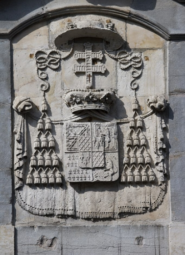 Détail des armoiries du cardinal Louis-François de Rohan-Chabot. © Région Bourgogne-Franche-Comté, Inventaire du Patrimoine