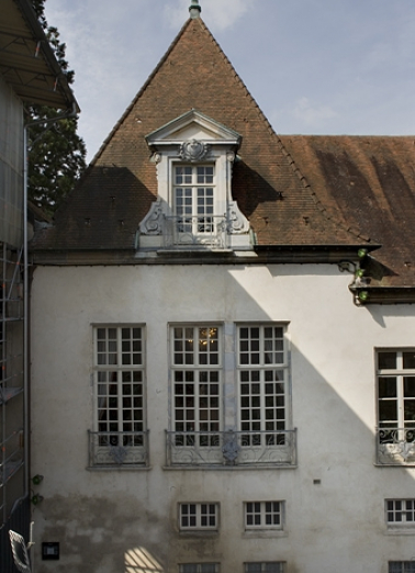 Détail de la partie supérieure de l'avant-corps gauche, vue rapprochée. © Région Bourgogne-Franche-Comté, Inventaire du Patrimoine