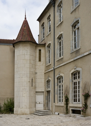 Façade antérieure, détail de la tour d'escalier, vue éloignée. © Région Bourgogne-Franche-Comté, Inventaire du Patrimoine