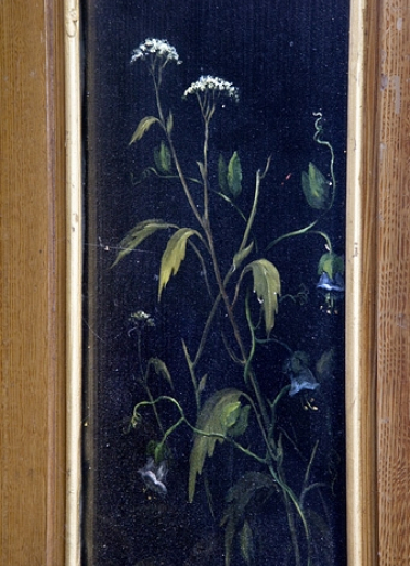 Intérieur, pièce du premier étage : détail du décor peint (fleurs blanches et ancolies) sous l'une des fenêtre. © Région Bourgogne-Franche-Comté, Inventaire du Patrimoine