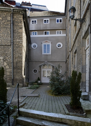 Vue d'ensemble du bâtiment en fond de cour antérieure depuis la rue. © Région Bourgogne-Franche-Comté, Inventaire du Patrimoine