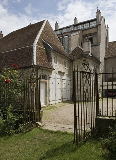 Vue du bâtiment des remises et écurie depuis l'entrée du jardin. © Région Bourgogne-Franche-Comté, Inventaire du Patrimoine
