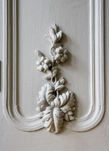 Intérieur, rez-de-chaussée : détail de la partie inférieure d'un petit panneau, lambris du salon. © Région Bourgogne-Franche-Comté, Inventaire du Patrimoine